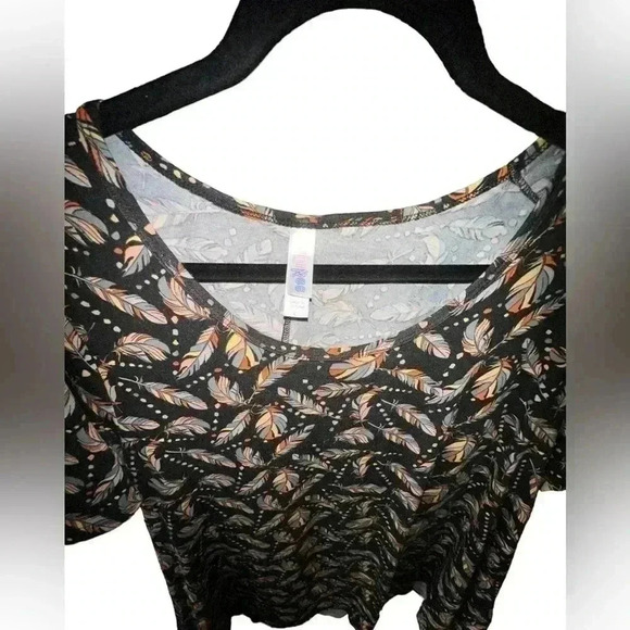 Lularoe size medium perfect tee swing top‎ with feathers! VGUC. - Picture 2 of 5